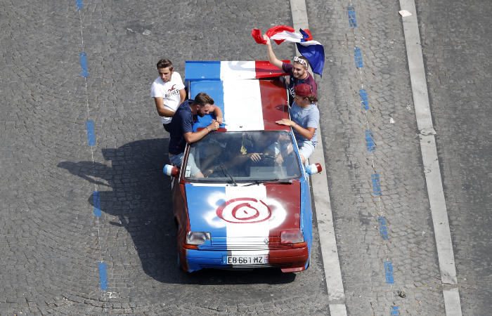 Миллионы французов вышли на улицы отпраздновать чемпионство своей сборной