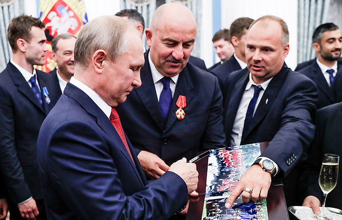 Путин в Кремле наградил членов сборной России по футболу