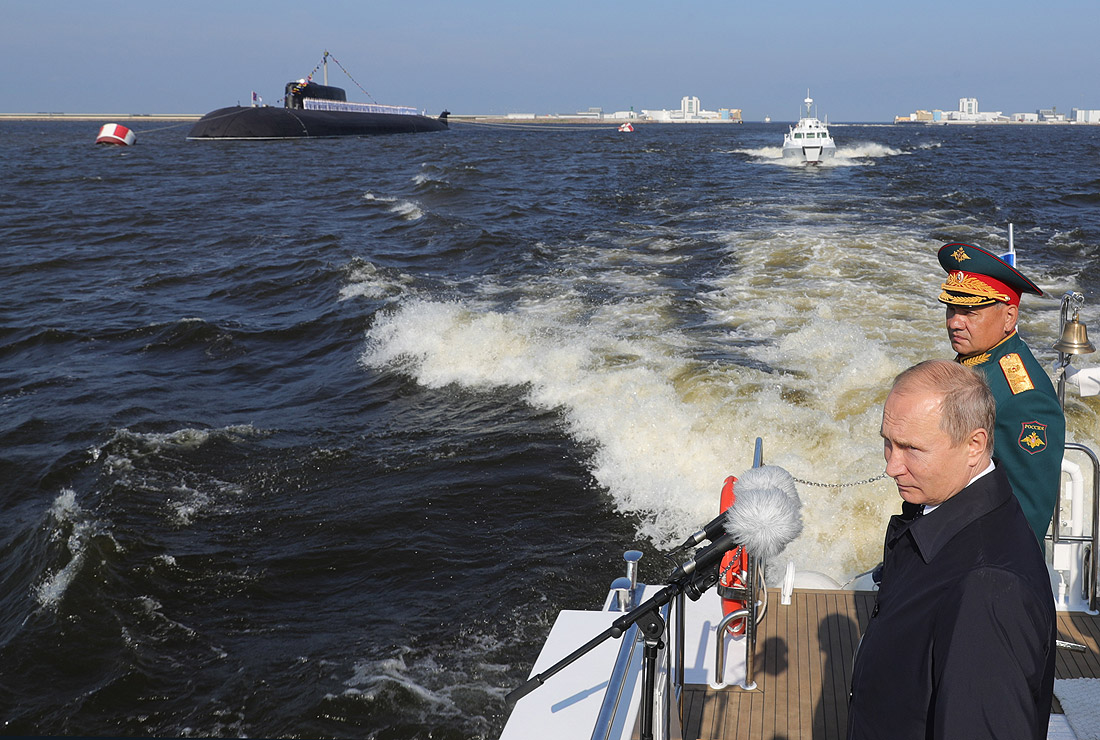 Президент России Владимир Путин и министр обороны Сергей Шойгу принимают главный морской парад в Петербурге