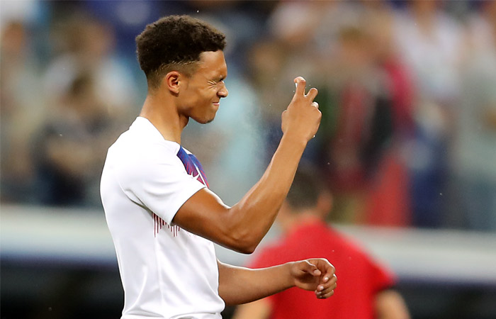 Английские футболисты наглотались мошкары в матче с Тунисом