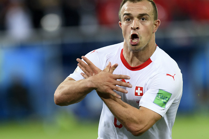 ФИФА оштрафовала швейцарских игроков за политические жесты в матче с Сербией