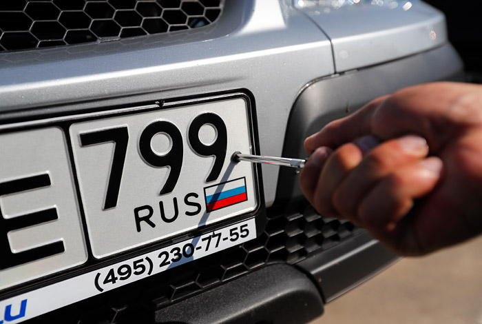 Путин лишил автоинспекторов права снимать с машин номера Путин лишил автоинспекторов права снимать с машин номера