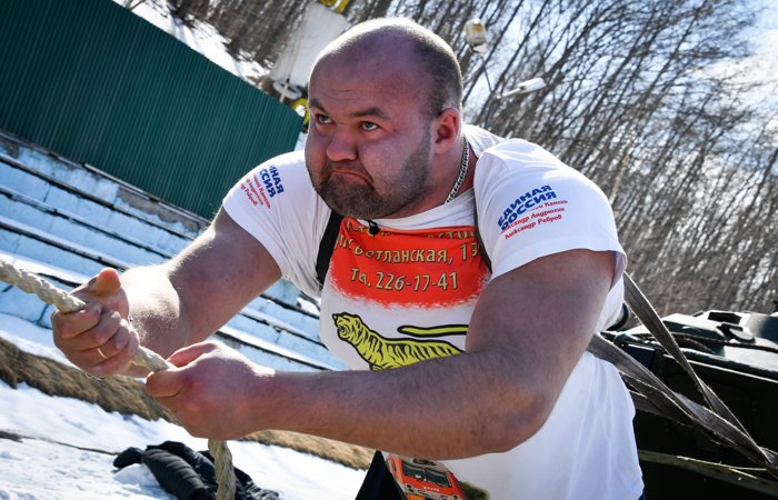 Приморский тяжелоатлет Иван Савкин сдвинул теплоход весом 11000 тонн Приморский тяжелоатлет Иван Савкин сдвинул теплоход весом 11000 тонн