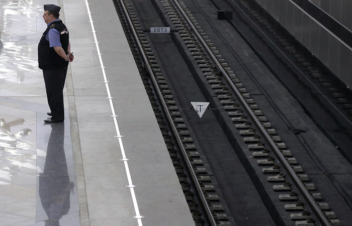 Московское метро будет требовать компенсацию с намеренно прыгающих под поезд пассажиров Московское метро будет требовать компенсацию с намеренно прыгающих под поезд пассажиров