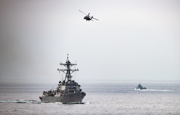 Вертолет ВМС США упал на палубу авианосца в Филиппинском море Вертолет ВМС США упал на палубу авианосца в Филиппинском море