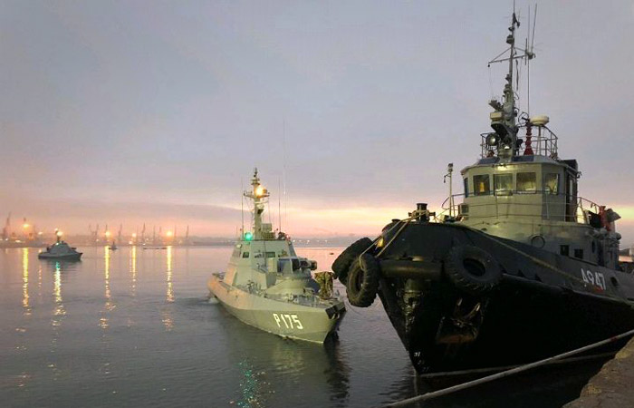 Российские пограничники задержали в Керченском проливе 24 украинских моряка Российские пограничники задержали в Керченском проливе 24 украинских моряка