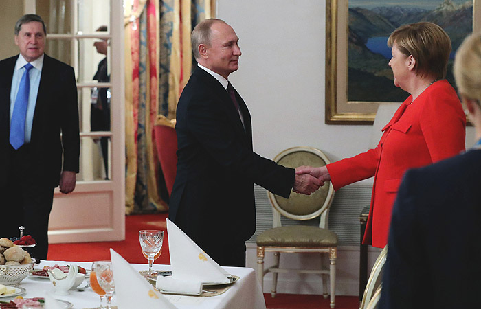 Путин встретился с Меркель за рабочим завтраком Путин встретился с Меркель за рабочим завтраком
