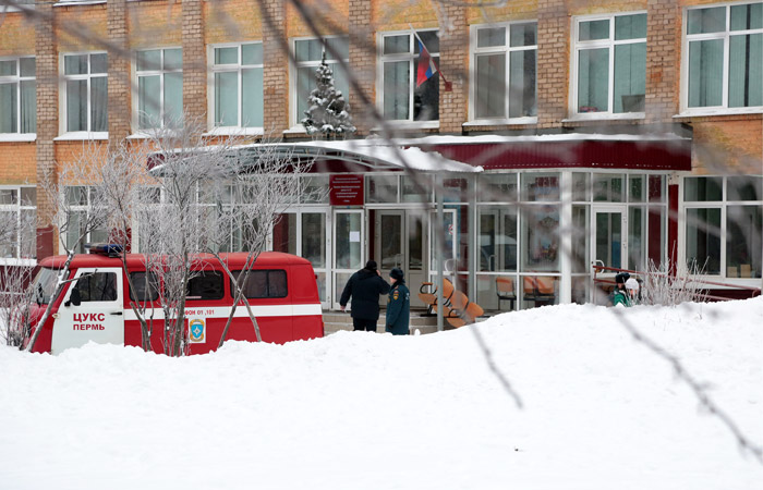 Подростка, напавшего на школу в Перми, приговорили к почти 10 годам колонии Подростка, напавшего на школу в Перми, приговорили к почти 10 годам колонии