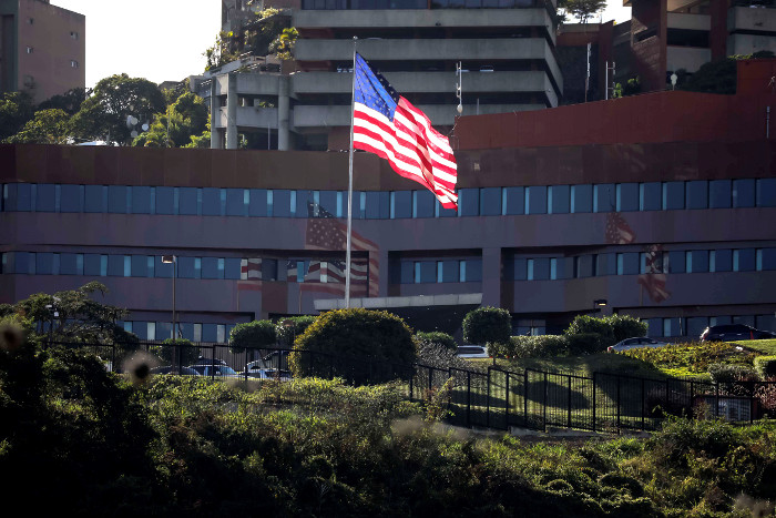 США распорядились отозвать часть дипломатов из Венесуэлы США распорядились отозвать часть дипломатов из Венесуэлы
