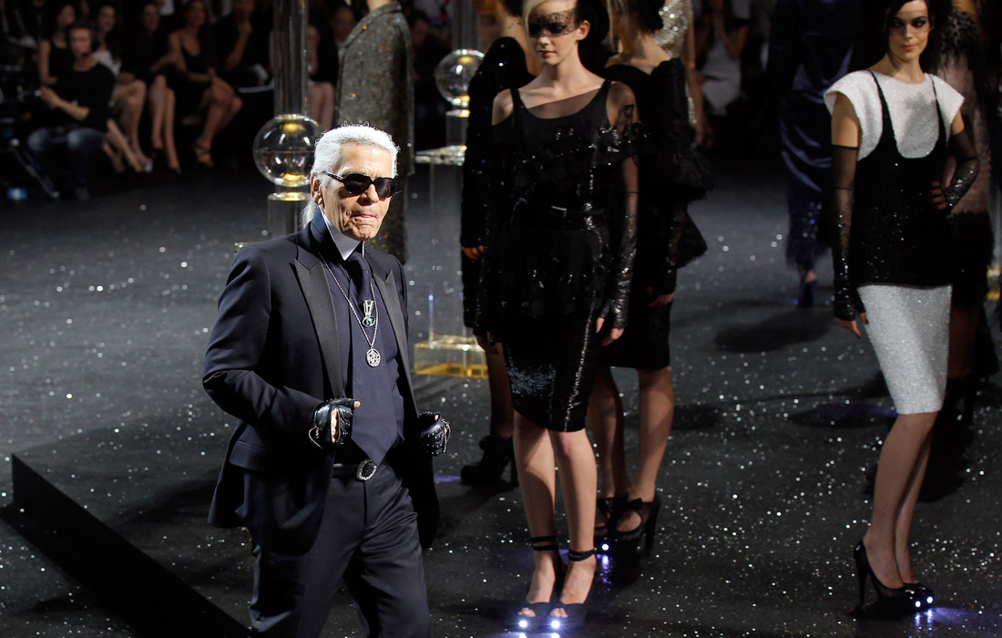 Карл Лагерфельд представил коллекцию haute couture в рамках Недели высокой моды в Париже. 2011 год.