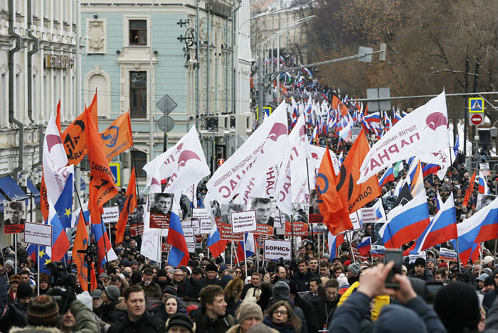 Полиция насчитала 6 тысяч человек на акции памяти Немцова в Москве Полиция насчитала 6 тысяч человек на акции памяти Немцова в Москве