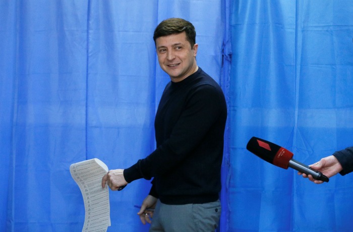 По данным экзитполов, во второй тур выборов на Украине выходят Зеленский и Порошенко По данным экзитполов, во второй тур выборов на Украине выходят Зеленский и Порошенко