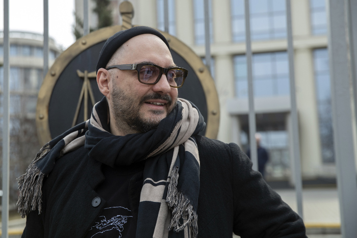 Серебренников вернулся в "Гоголь-центр" и вышел на поклон с артистами Серебренников вернулся в "Гоголь-центр" и вышел на поклон с артистами