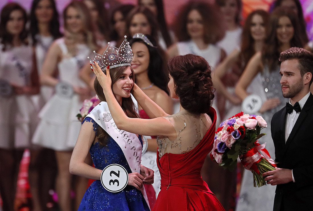 "Мисс Россия-2018" Юлия Полячихина передает корону "Мисс Россия-2019" Алине Санько (слева)