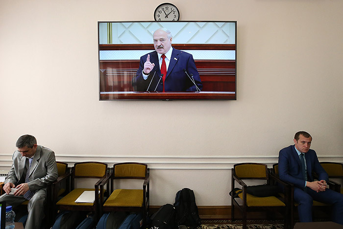 Лукашенко "навластвовался" и собрался изменить конституцию Белоруссии Лукашенко "навластвовался" и собрался изменить конституцию Белоруссии