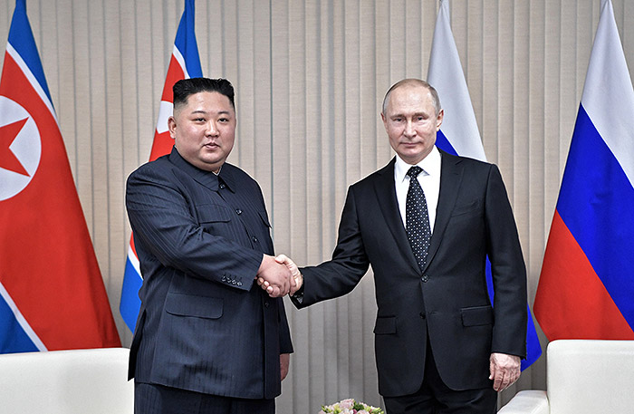 Встреча Путина и Ким Чен Ына с глазу на глаз продолжалась дольше, чем планировалось Встреча Путина и Ким Чен Ына с глазу на глаз продолжалась дольше, чем планировалось