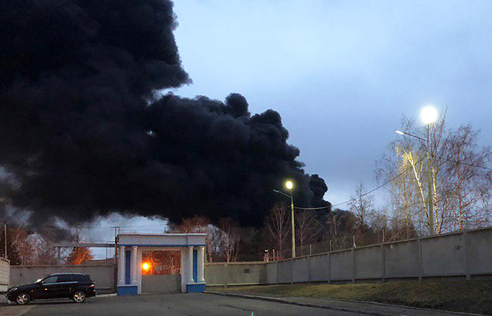 Пожар на территории "Красмаша" охватил всю площадь склада Пожар на территории "Красмаша" охватил всю площадь склада