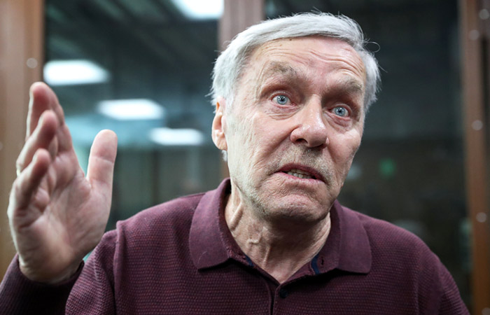 Отец полковника Захарченко получил четыре года колонии за растрату средств банка МИА Отец полковника Захарченко получил четыре года колонии за растрату средств банка МИА