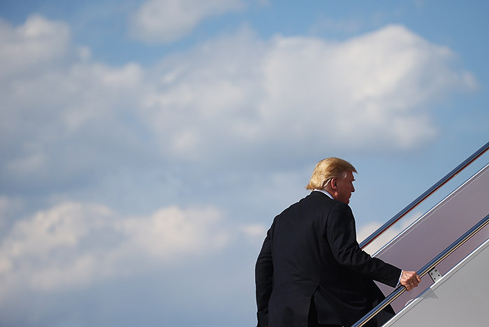 Трамп на полгода отложил введение пошлин на автомобили из Европы и Японии Трамп на полгода отложил введение пошлин на автомобили из Европы и Японии
