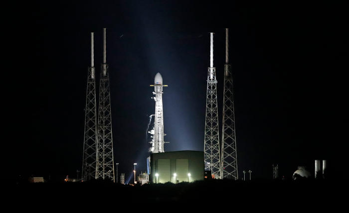 Компания SpaceX вновь отложила запуск тяжелой ракеты Falcon 9 с интернет-спутниками Компания SpaceX вновь отложила запуск тяжелой ракеты Falcon 9 с интернет-спутниками