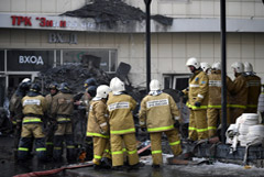 Пожарные в "Зимней вишне" не послушали клоуна, показавшего короткий путь к залу с людьми