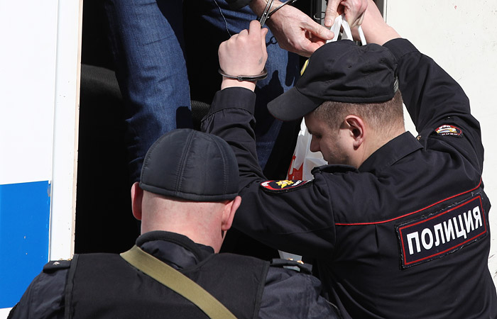 В Москве начали задерживать вышедших в поддержку Голунова пикетчиков В Москве начали задерживать вышедших в поддержку Голунова пикетчиков