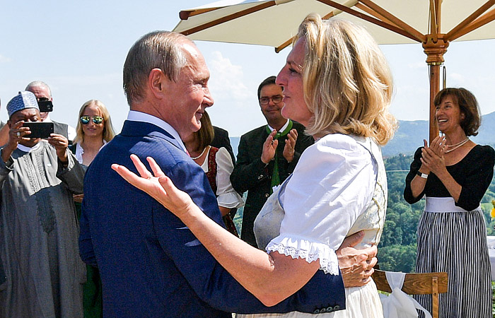 Экс-глава МИД Австрии спонтанно отдала Путину свадебное приглашение на выставке Экс-глава МИД Австрии спонтанно отдала Путину свадебное приглашение на выставке
