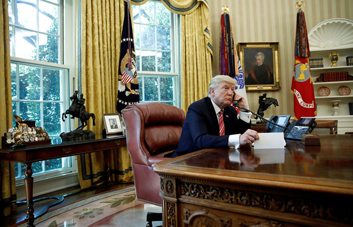 Трамп провел первые телефонные переговоры с Зеленским Трамп провел первые телефонные переговоры с Зеленским