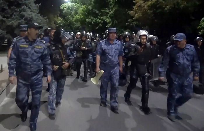 В Бишкеке сообщили, что при разгоне сторонников Атамбаева никто не пострадал В Бишкеке сообщили, что при разгоне сторонников Атамбаева никто не пострадал
