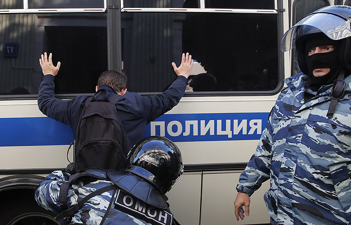 Полиция начала задерживать участников несанкционированной акции в Москве Полиция начала задерживать участников несанкционированной акции в Москве