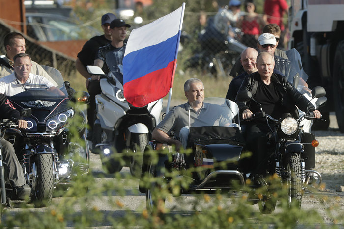 Глава Республики Крым Сергей Аксенов и президент РФ Владимир Путин (слева направо)