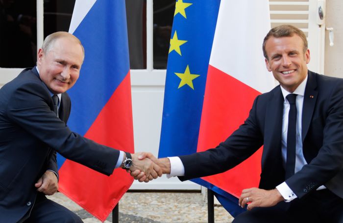 Переговоры Путина и Макрона продлились 2,5 часа Переговоры Путина и Макрона продлились 2,5 часа