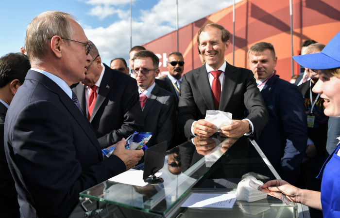Продавщица с МАКСа рассказала, почему Путин второй раз купил мороженое именно у нее Продавщица с МАКСа рассказала, почему Путин второй раз купил мороженое именно у нее