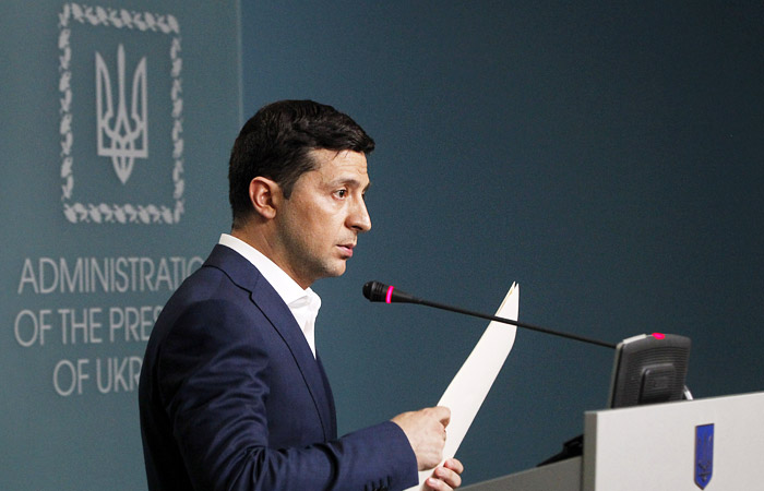 Зеленский предложил Путину провести в Минске переговоры о Донбассе Зеленский предложил Путину провести в Минске переговоры о Донбассе