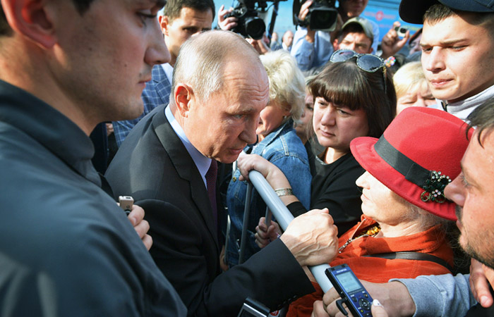 Путин посетил пострадавший от наводнения Тулун и обещал приехать еще Путин посетил пострадавший от наводнения Тулун и обещал приехать еще