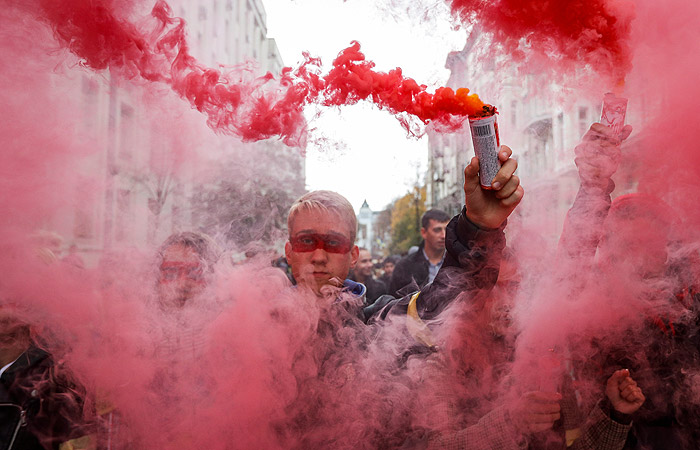 В Киеве 10 тысяч человек вышли на митинг против закона об особом статусе Донбасса В Киеве 10 тысяч человек вышли на митинг против закона об особом статусе Донбасса