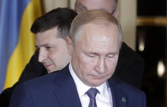 Путин и Зеленский начали свою первую двустороннюю встречу Путин и Зеленский начали свою первую двустороннюю встречу