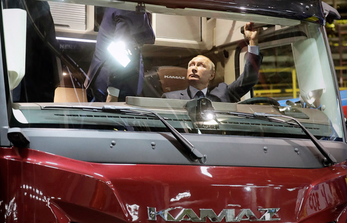 Путину показали прототип грузовика "КамАЗ-2020" Путину показали прототип грузовика "КамАЗ-2020"