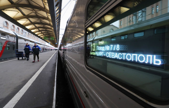Путин открыл железнодорожное движение по Крымскому мосту Путин открыл железнодорожное движение по Крымскому мосту