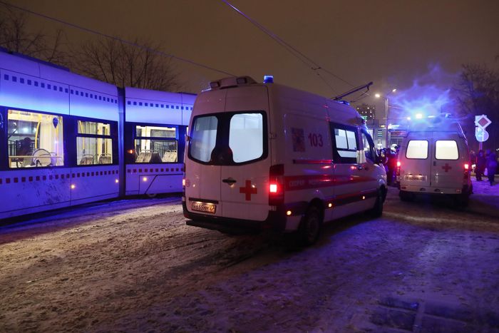 Четверо госпитализированы после столкновения трамвая с КАМАЗом в Москве Четверо госпитализированы после столкновения трамвая с КАМАЗом в Москве