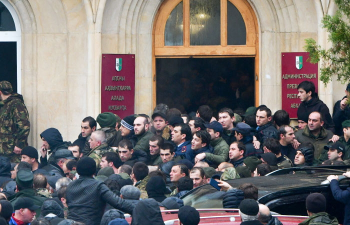 Президент Абхазии не исключил введение чрезвычайного положения из-за протестов Президент Абхазии не исключил введение чрезвычайного положения из-за протестов