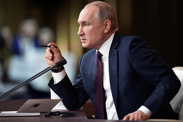 Путин потребовал защитить школьников от "уродов" из "групп смерти" Путин потребовал защитить школьников от "уродов" из "групп смерти"