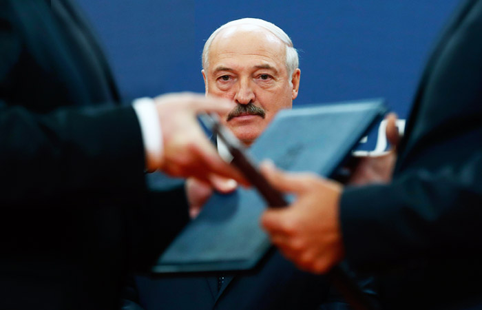 Лукашенко отказался "предавать и растворять" Белоруссию в "братской" России Лукашенко отказался "предавать и растворять" Белоруссию в "братской" России