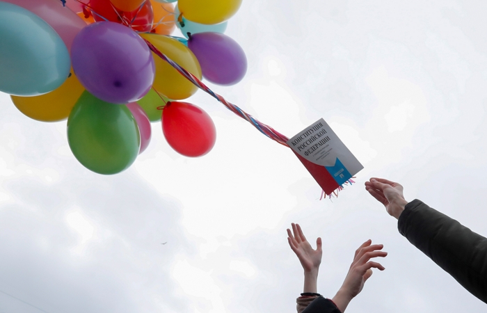 Мнения россиян о цели поправок в Конституцию разделились пополам Мнения россиян о цели поправок в Конституцию разделились пополам