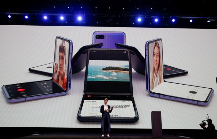 Samsung представил новый складной смартфон и три флагманских Galaxy S20 Samsung представил новый складной смартфон и три флагманских Galaxy S20