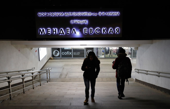 Упавший под поезд на "серой" ветке московского метро мужчина погиб Упавший под поезд на "серой" ветке московского метро мужчина погиб