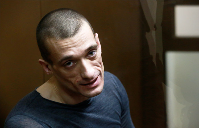 Французские политики предложили выдворить Павленского из страны Французские политики предложили выдворить Павленского из страны