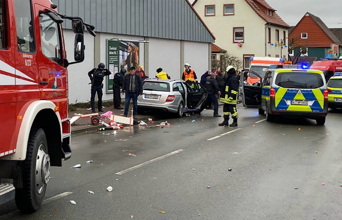 При наезде машины на шествие в Германии пострадали более 30 человек При наезде машины на шествие в Германии пострадали более 30 человек
