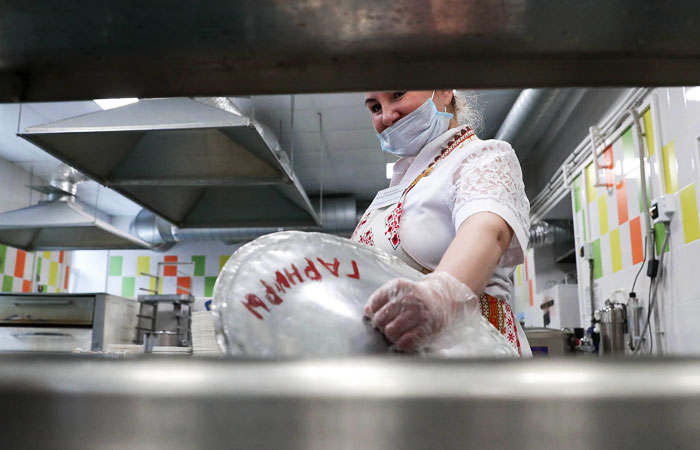 Роспотребнадзор обязал персонал ресторанов носить маски из-за коронавируса Роспотребнадзор обязал персонал ресторанов носить маски из-за коронавируса