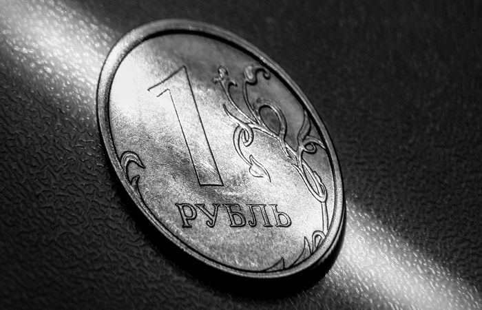 Рубль продолжил стремительно дешеветь к доллару и евро на фоне обвала цен на нефть Рубль продолжил стремительно дешеветь к доллару и евро на фоне обвала цен на нефть